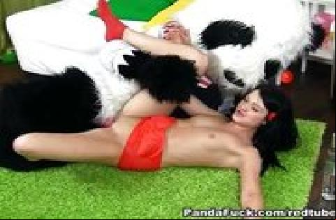 Ein als Panda verkleideter Kerl fickt ein Mädchen im Piratenkostüm mit einem Strap-on