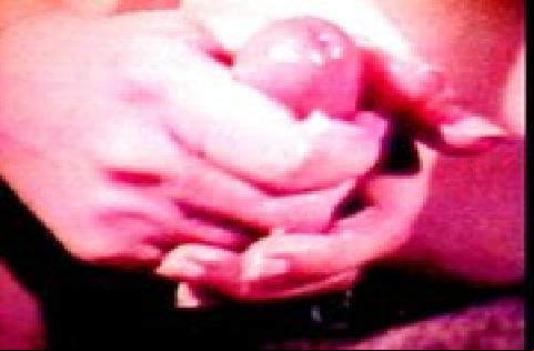 In diesem klassischen Pornofilm spielt eine vollbusige Frau mit seiner Wichse